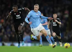  哈兰德在独行侠比赛中挺进下一轮萨拉赫连续五场比赛得分超过战术调整，媒体一致点评：上海申花国际比赛日战术微调